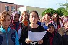 Okul müdürü için imza kampanyası başlattılar