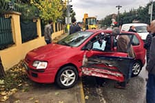 Aracın kaportası, çarptığı otomobilin kapısına yapıştı