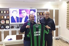 Sakaryasporun fanatik taraftarına Özkaraman'dan forma