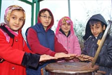 Çocuklar üşümesin diye durağa soba kurdu