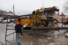 Kocaali`de elektrik direkleri sökülüyor