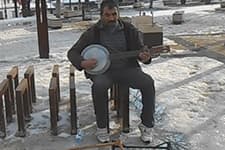 Bedensel engelli sokak çalgıcısından müzik keyfi