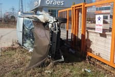 Taklalar atan araç kapıya çarparak durabildi