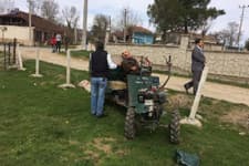 Torununa çarpmamak için dikenli tellere dalmıştı...