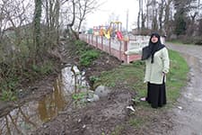 Lağım kanalının yanında çocuk parkı
