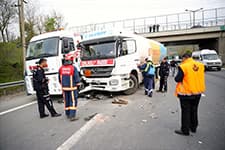 Lastiği patlayan TIR'ı çekiciye yüklerken tankerin altında kalıp öldü