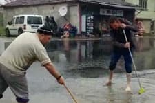 Caddeyi su bastı!
