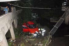 Otomobille 8 metre yükseklikten düştüler