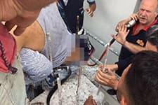 Üzerine düştüğü demir vücuduna saplandı