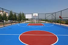 Camiliye basketbol sahası ile yürüyüş parkuru