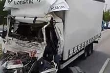 Kamyon, mermer yüklü tıra çarptı