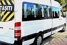 Okul servisine binmek isterken araç çarptı