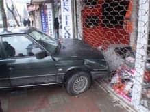 Otomobil Beyaz Eşya Mağazasına Girdi