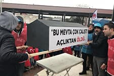 Sakarya'da metal işçilerinden tabutlu protesto
