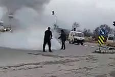 Yanan motoru için çaresizce koşturdu