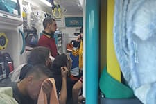 Isınmak için döktükleri tiner parlayınca işçiler yaralandı