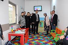 Çocuklar güle oynaya ameliyata giriyor