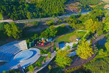 Kamp festivaline karavanda yaşayan ünlüler de davet edildi