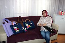 Kanser tedavisi gören kadını yaptığı çantalar hayata bağladı
