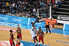Büyükşehir Karşıyakaya konuk oluyor