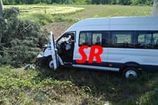 Servis aracı yol kenarına uçtu