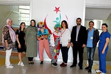 Palyaço kıyafeti giyip bez bebek dağıttılar
