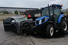 Traktör ve otomobil kafa kafaya çarpıştı