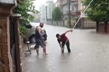 Sakarya'da yağış etkili oldu, bazı sokaklar göle döndü