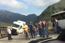 Sakarya'da işçi servisi ile tır çarpıştı: 8 yaralı