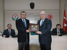 Vali Atak'tan İl Genel Meclis Üyelerine Plaket