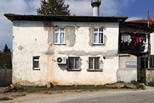 Vakıfa ait bina dökülüyor