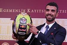 Dünya Şampiyonasında taktığı kaskı Yeşilay'a hediye etti
