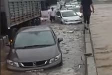 Sel suları araçlara geçit vermedi