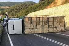 Kamyon devrildi, tavuklar yola saçıldı - Vinç ve forkliftler destek için geldi