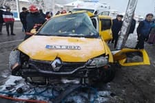 Ticari taksi direğe çarptı: 3 yaralı