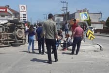 Ambulans kaza yaptı; ikisi sağlık personeli 3 yaralı