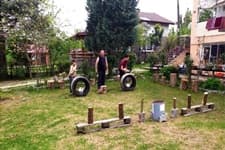Çocukları için survivor parkuru yaptı