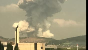 Hendek'te havai fişek fabrikası patladı