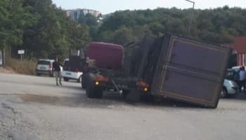 Kamyonun kasası devrildi, faciadan dönüldü. Ancak vinç kamyonu kaldırabildi.