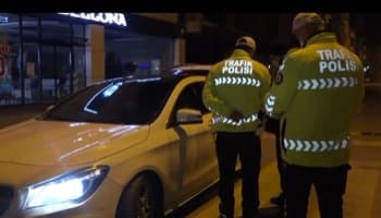 Lüks araçla gezintiye çıktılar, cezadan kurtulamadılar