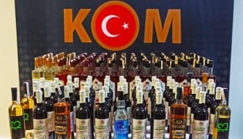 Akyazı'da 2 işyeri ve 1 depoya operasyon