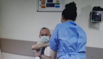 Sakarya'da aşılama başladı, ilk aşıyı Sağlık Müdürü oldu