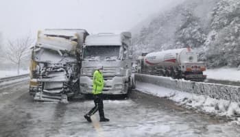 Kazada yol kapandı, Vali kumanya ve battaniye dağıttı