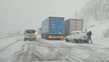 Karda araçlar kaydı, yol kilitlendi. Ulaşım sekteye uğradı.