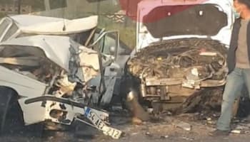 İki araç kafa kafaya çarpıştı: 4 yaralı