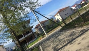 Yıkılmak üzere olan telefon direği tehlike saçıyor
