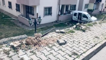 Araç site bahçesine uçtu; 3'ü çocuk 5 kişi yaralı