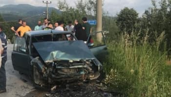 Otomobiller kafa kafaya çarpıştı: 4 yaralı