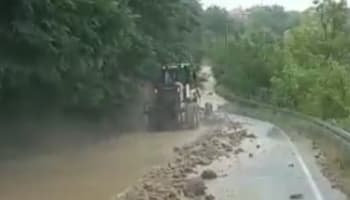 Toprak kaydı yol kapandı