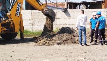 Yağmur suyu hattına kaçak hat çekip atık boşaltmışlar
